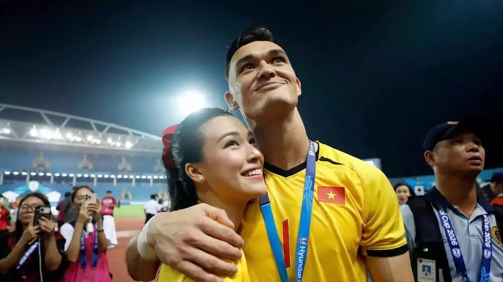 MC Hoàng Oanh và thủ môn Lê Giang Patrik xác nhận hẹn hò, công khai luôn tin vui khiến nguời hâm mộ chúc mừng gia đình nhỏ